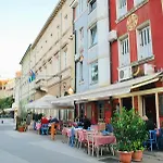 Amfora Near Arena Apartament *