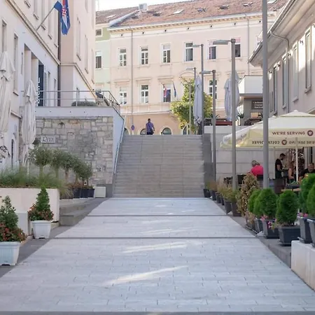 Amfora Near Arena Apartament